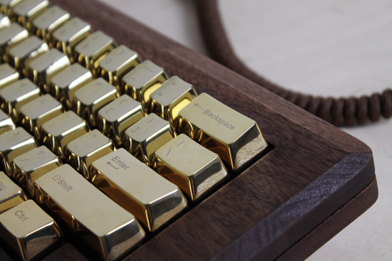 The keyboard features gold-plated zink key caps